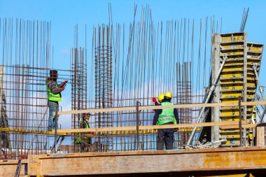 Tiflis, Gürcistan - 23 Kasım 2020: İnşaat işçileri yüksek binalar ve mimari üzerinde çalışıyorlar