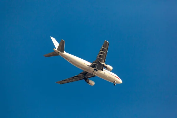Mavi Gökyüzünde Uçan Büyük Yolcu Uçağı Ulaşım — Stok fotoğraf