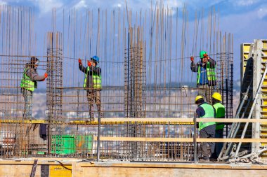 Tiflis, Gürcistan - 23 Kasım 2020: İnşaat işçileri yüksek binalar ve mimari üzerinde çalışıyorlar