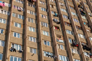 Tiflis, Gürcistan - 28 Kasım 2020: Tiflis 'te çok katlı bir bina. İnsanlar