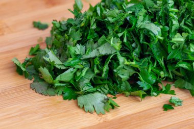 Tahta bir tahtanın üzerinde maydanoz doğradım. yeşillik