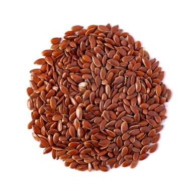 Beyaz zemin üzerinde izole keten tohumları yakın çekim. Üst manzara, yemek.