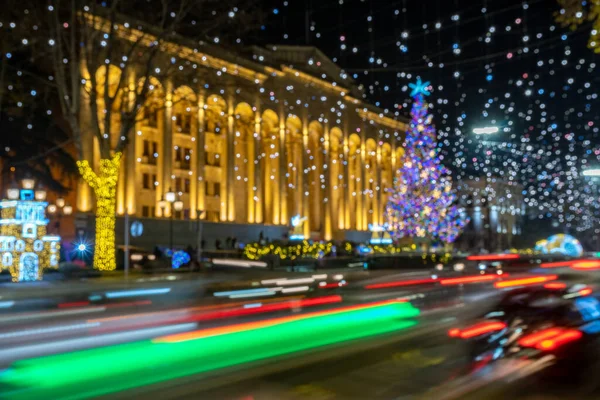 Tiflis, Georgia - 26 de diciembre de 2020: Árbol de Navidad frente al Parlamento de Georgia — Foto de Stock