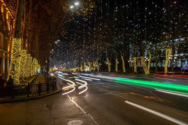 Tbilisi, Georgië - 26 december 2020: Kersttijd in Tbilisi, Rustaveli — Stockfoto