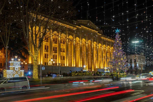 Тбилиси, Грузия - 26 декабря 2020 года: Рождественская елка перед зданием парламента Грузии — стоковое фото