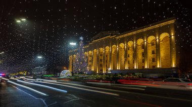 Tiflis, Gürcistan - 31 Aralık 2020: Gürcistan Parlamentosu önünde Noel ağacı. Ünlülük