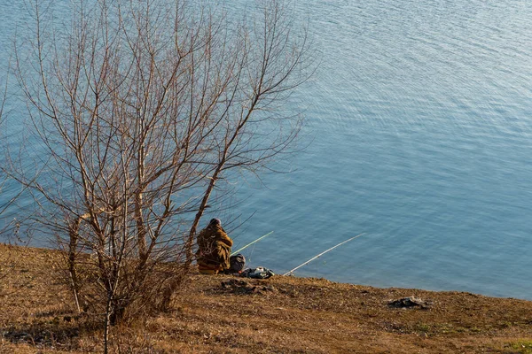 Pêcheur Avec Une Canne Pêche Assis Sur Rivage Nature — Photo