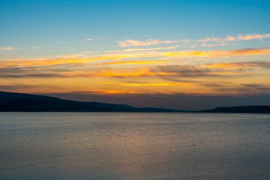 Tiflis Denizi 'nde gün doğumunun inanılmaz manzarası.