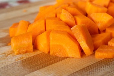 Tahtaya kesilmiş taze havuç yığını. Yiyecek.