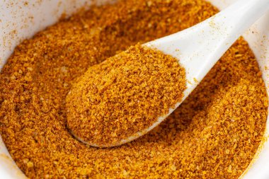 Gürcü baharatları. Seramik kaşığa tuz at. Koşullar