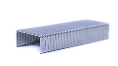 Mavi zımba ve zımbalar beyaz arka planda izole edilmiş. Nesne