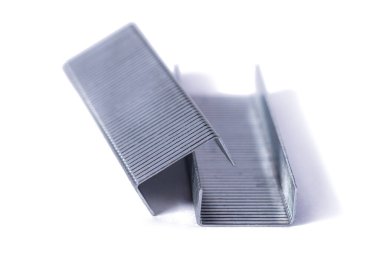 Mavi zımba ve zımbalar beyaz arka planda izole edilmiş. Nesne