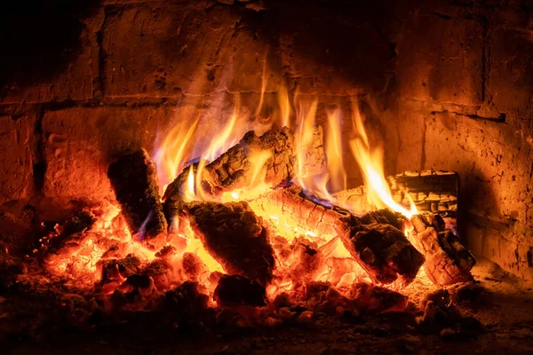 Fuego Arde Una Chimenea Fuego Para Mantener Calor Tiempo Invierno — Foto de Stock