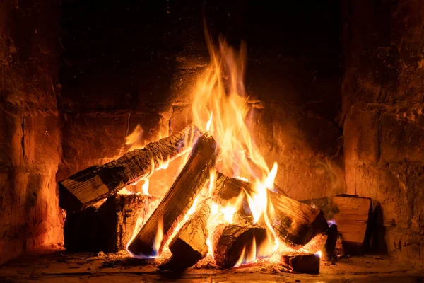 Fuego Arde Una Chimenea Fuego Para Mantener Calor Tiempo Invierno —  Fotos de Stock