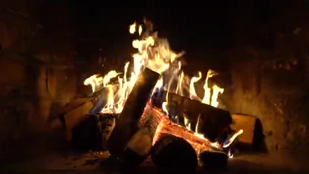 Een Vuur Brandt Een Open Haard Vuur Warm Blijven — Stockvideo