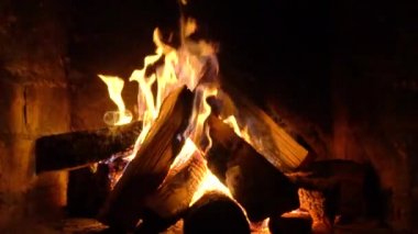 Şöminede ateş yanar, ısınmak için ateş. Yavaş çekim