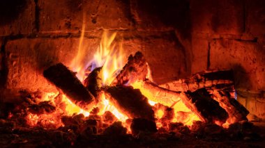 Şöminede ateş yanar, ısınmak için ateş. Kış zamanı