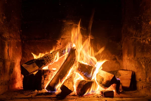 Şöminede ateş yanar, ısınmak için ateş. Kış zamanı