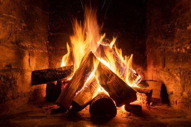 Şöminede ateş yanar, ısınmak için ateş. Kış zamanı