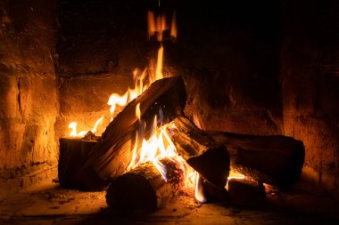 Şöminede ateş yanar, ısınmak için ateş. Kış zamanı