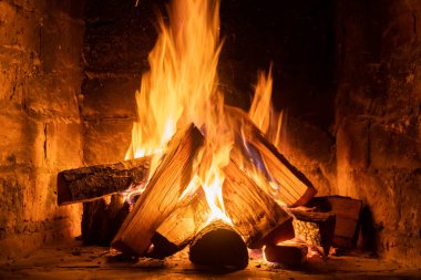 Şöminede ateş yanar, ısınmak için ateş. Kış zamanı