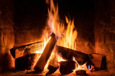 Şöminede ateş yanar, ısınmak için ateş. Kış zamanı