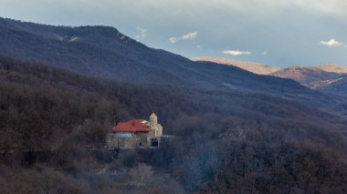 Sabaduri Ormanı 'ndaki Ortodoks Kilisesi. Güzel manzara.