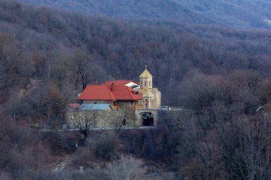Sabaduri Ormanı 'ndaki Ortodoks Kilisesi. Güzel manzara.