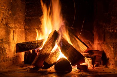 Şöminede ateş yanar, ısınmak için ateş.