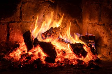 Şöminede ateş yanar, ısınmak için ateş.