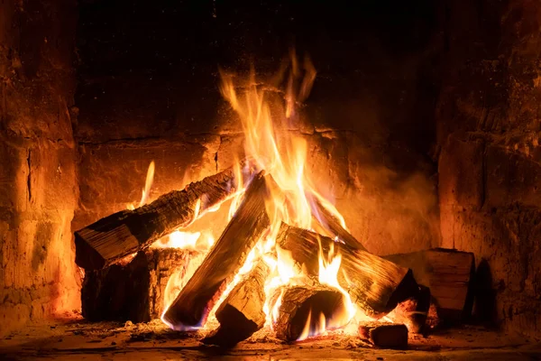 Şöminede ateş yanar, ısınmak için ateş. Kış zamanı