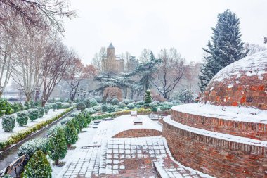 Tiflis 'in eski bir bölgesi olan karla kaplı terk edilmiş. Kış
