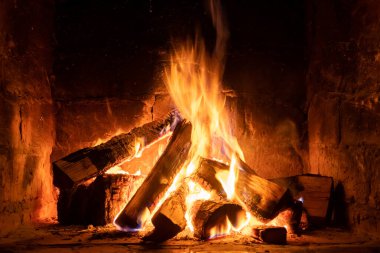 Şöminede ateş yanar, ısınmak için ateş. Kış zamanı