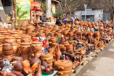 Shrosha, Gürcistan - 11 Mart 2021: Geleneksel Gürcistan kil çömleği. Shrosha