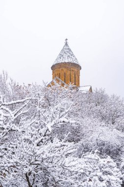 Ananuri, kışın Aragvi Nehri 'nde bir kale kompleksi.