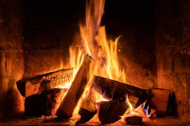 Şöminede ateş yanar, ısınmak için ateş. Kış zamanı