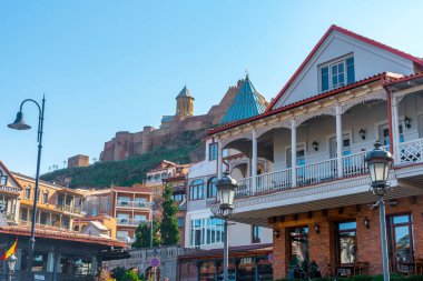 Tiflis, Gürcistan - 03 Nisan 2021: Antik kale Narikala ve eski şehir Tiflis, Gürcistan 'ın başkenti. Seyahat.