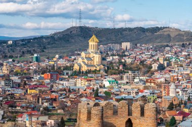 Tiflis, Gürcistan - 03 Nisan 2021: Sameba, Trinity Kilisesi ve diğer simgelerle Tiflis 'i görmek