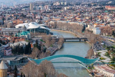 Tiflis, Gürcistan - 03 Nisan 2021: Tiflis 'in güzel manzarası, seyahat