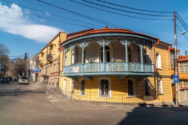 Tiflis, Gürcistan - 03 Nisan 2021: Tiflis 'teki eski tarihi evler. Seyahat