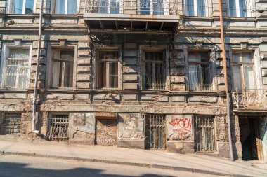 Tiflis, Gürcistan - 03 Nisan 2021: Tiflis 'teki eski tarihi evler. Seyahat