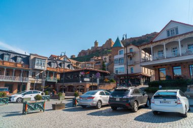 Tiflis, Gürcistan - 03 Nisan 2021: Antik kale Narikala ve eski şehir Tiflis, Gürcistan 'ın başkenti. Seyahat.