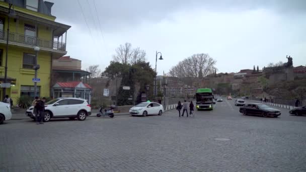 Tbilisi, Gruzie - 3. dubna 2021: Starobylá pevnost Narikala a staré město Tbilisi — Stock video