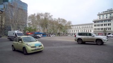 Tiflis, Gürcistan - 09 Nisan 2021: Gürcistan 'ın merkezinde Özgürlük Meydanı.