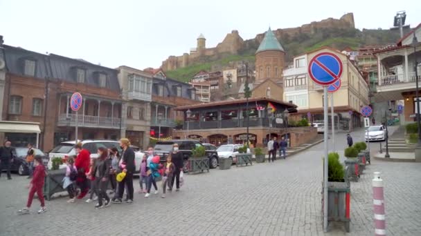 Tbilisi, Gruzie - 3. dubna 2021: Starobylá pevnost Narikala a staré město Tbilisi — Stock video