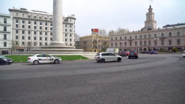 Tbilisi, Georgia - 09 april 2021: Frihetstorget i centrala Tbilisi, Georgien. — Stockvideo