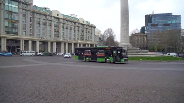 Tiflis, Georgia - 09 de abril de 2021: Plaza de la Libertad en el centro de Tiflis, Georgia. — Vídeo de stock