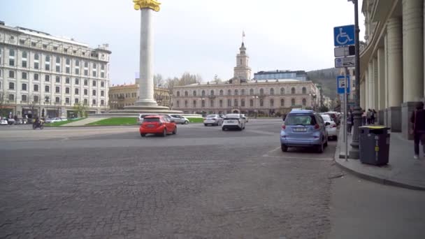 Tbilisi, Gruzja - 09 kwietnia 2021: Plac Wolności w centrum Tbilisi, Gruzja. — Wideo stockowe