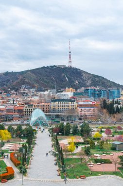 Tiflis, Gürcistan - 06 Nisan 2021: Tiflis 'in güzel panoramik manzarası. Seyahat