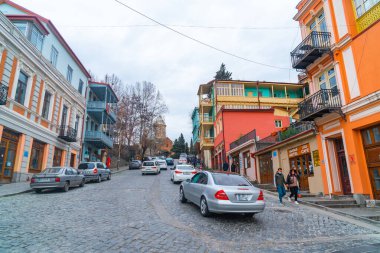 Tiflis, Gürcistan - 06 Nisan 2021: Eski Tiflis Kasabası 'nda ahşap oymalı balkonlu renkli geleneksel evler. Seyahat